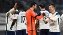 Gelandang Tottenham Hotspur, Giovani Lo Celso (kanan) bersama kiper Hugo Lloris merayakan kemenangan usai laga lanjutan Liga Inggris pekan ke-9 melawan Manchester City di Tottenham Hotspur Stadium, London, Minggu (22/11/2020) dini hari WIB. Tottenham menang 2-0 atas City. (AFP/Neil Hall/Pool)