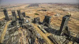 Gambar yang diambil pada 3 Agustus 2021 dari gedung pencakar langit "Menara Ikon" ini menunjukkan pemandangan pekerjaan konstruksi yang sedang berlangsung di "distrik bisnis dan keuangan" megaproyek "Ibu kota Administratif Baru" Mesir, sekitar 45 kilometer timur Kairo. (Khaled DESOUKI/AFP)