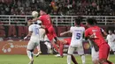 Performa Matheus Pato (dua kiri) sudah terlihat sejak ajang pramusim, Piala Presiden 2022 lalu. Ia mencetak enam gol dan menjadi top skor di ajang itu. Pato rupanya tak mau berhenti sampai di situ. Pemain asal Brasil ini pun kini mencetak delapan gol dan duduk manis di posisi puncak top skor sementara. (Bola.com/Ikhwan Yanuar)