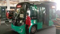 Dinas Perhubungan (Dishub) Kota Surabaya memiliki fasilitas bus listrik yang tersedia di Terminal Intermoda Joyoboyo (TIJ) ke Stadion Gelora Bung Tomo untuk keperluan transportasi selama Piala Dunia U-17 2023. (Bola.com/Aditya Wany)