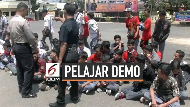 Ratusan pelajar asal Cianjur nyaris berangkat ke Jakarta untuk demonstrasi hari Kamis (26/9/2019). Namun rencana mereka digagalkan petugas polisi.