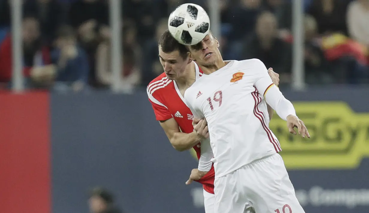 Aksi pemain Spanyol, Rodrigo (kanan) berduel dengan pemain Rusia, Viktor Vasin pada laga persahabatan di St.Petersburg, Russia, (14/11/2017). Spanyol bermain imbang 3-3 lawan Rusia. (AP/Dmitri Lovetsky)