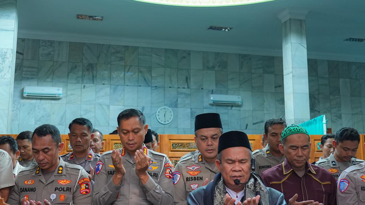 Momen Jenderal Polisi Salat Gaib dan Kibarkan Bendera Setengah Tiang