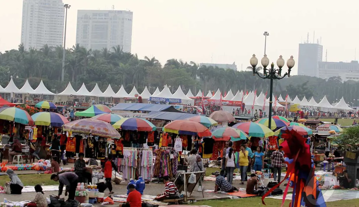 Ribuan pengunjung itu juga memadati stand yang menjajakan kuliner dan produk-produk lainnya untuk segala kalangan, Jakarta, Rabu (11/6/2014) (Liputan6.com/Faisal R Syam).