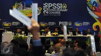 Pemilik hak suara mengangkat tangan saat persetujuan salah satu agenda Kongres Luar Biasa PSSI di Jakarta, Rabu (3/8). Kongres menetapkan enam agenda utama pada KLB PSSI mendatang, diantaranya Pemilihan Ketua Baru. (Liputan6.com/Helmi Fithriansyah)