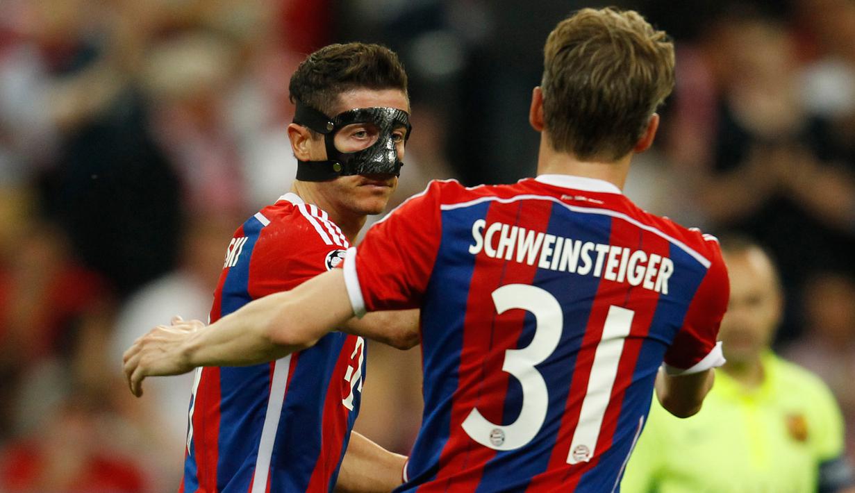 Penyerang Bayern Muenchen, Robert Lewandowski melakukan selebrasi usai mencetak gol ke gawang Barcelona di leg kedua semifinal Liga Champions di Allianz Arena, Jerman, Rabu (13/5/2015). Bayern Muenchen menang 3-2 atas Barcelona. (Reuters/Ina Fassbender)