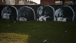 Sebuah grafiti bergambar para personel The Beatles terlihat disebuah rumah di Liverpool, Inggris, (18/2). Kota Liverpool merupakan tempat kelahiran The Beatles yang menjadi band dengan penggemar terbanyak di seluruh dunia. (REUTERS/Phil Noble)