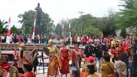 Masyarakat mengikuti karnaval budaya kebangsaan saat memperingati Hari Kesaktian Pancasila di Kota Palangka Raya, Kalimatan Tengah. Foto: Marifka Wahyu Hidayat