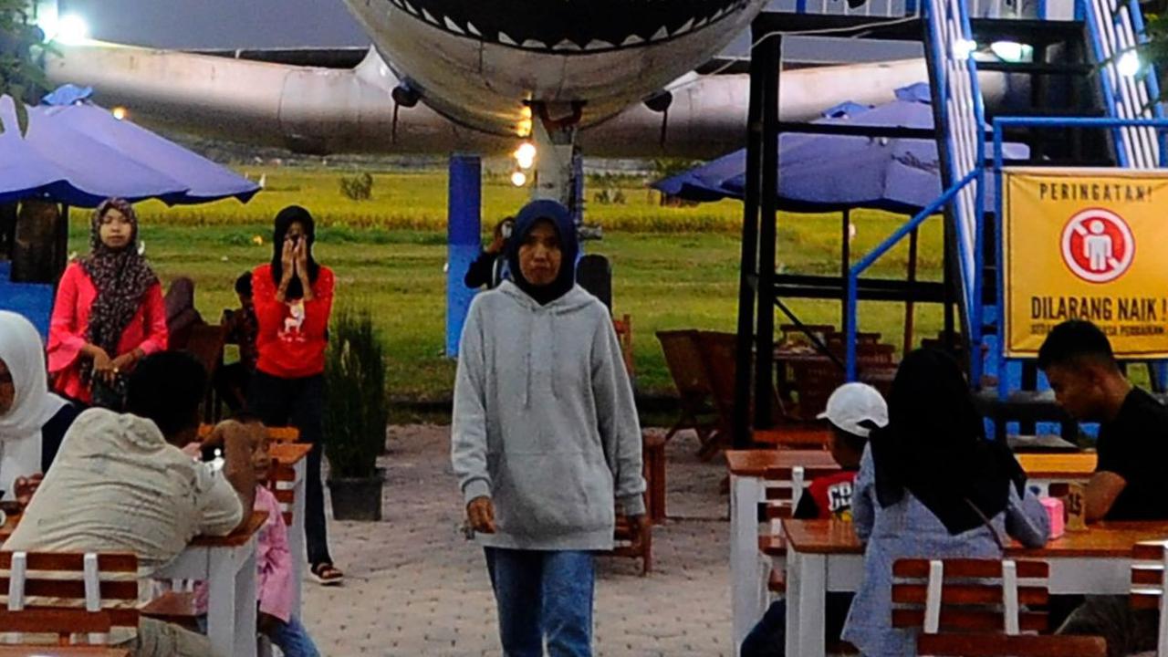 Pengunjung yang mampir di kafe dan restoran ini juga disuguhkan pemandangan moncong pesawat buatan Inggris itu saat menikmati hidangan yang disediakan.