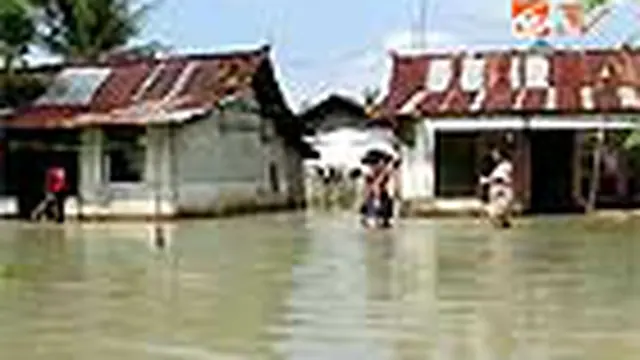 Genangan air di perkarangan rumah warga mencapai ketinggian dua meter. Warga khawatir banjir akan berlanjut karena ketinggian air terus bertambah.
