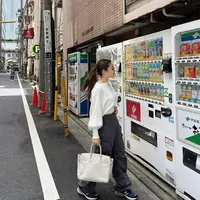 Seperti puff sleeve blouse warna putih yang dipadukan celana kargo abu-abu, serta sepatu kets dan tas Hermes.  [Foto: IG/nikitawillyofficial94].