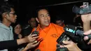 Mantan Wakil Bupati Malang periode 2010-2015 Ahmad Subhan usai menjalani pemeriksaan di Gedung KPK, Jakarta, Rabu (7/11). Subhan diduga terlibat suap pembangunan menara telekomunikasi di Kabupaten Mojokerto tahun 2015. (Merdeka.com/Dwi Narwoko)