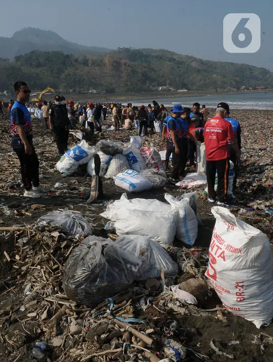 Diperkirakan ada sekitar 1.300 orang yang terlibat dalam kegiatan bersih-bersih kawasan pantai ini. (merdeka.com/Imam Buhori)