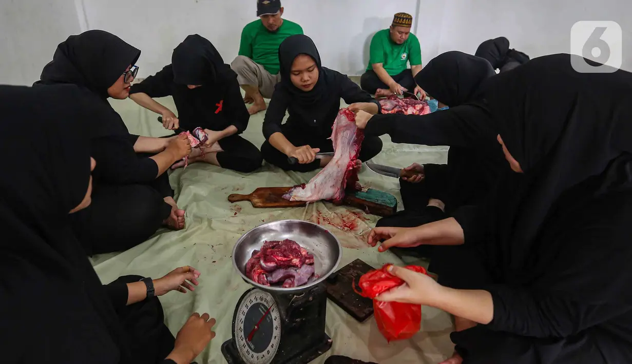 Pemotongan dan pembagian daging hewan kurban dilaksanakan usai pelaksanaan salat Idul Adha. (Liputan6.com/Angga Yuniar)