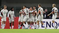 Jay Idzes (4) dan pemain Venezia merayakan gol yang dicetak oleh Gaetano Oristanio pada laga lanjutan Liga Italia 2024/2025 melawan Hellas Verona di Marcantonio Bentegodi Stadium, Italia, Sabtu (05/10/2024) WIB. (AP Photo/LaPresse/Paola Garbuio)