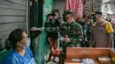 Pangdam Jaya Mayjen TNI Dudung Abdurrachman (tengah) bersama Kapolda Metro Jaya Irjen Pol Fadil Imran membagikan masker ke warga di Sunter Muara, Tanjung Priok, Jakarta, Selasa (9/2/2021). Kegiatan ini untuk menyadarkan masyarakat akan pentingnya penggunaan masker. (Liputan6.com/Faizal Fanani)