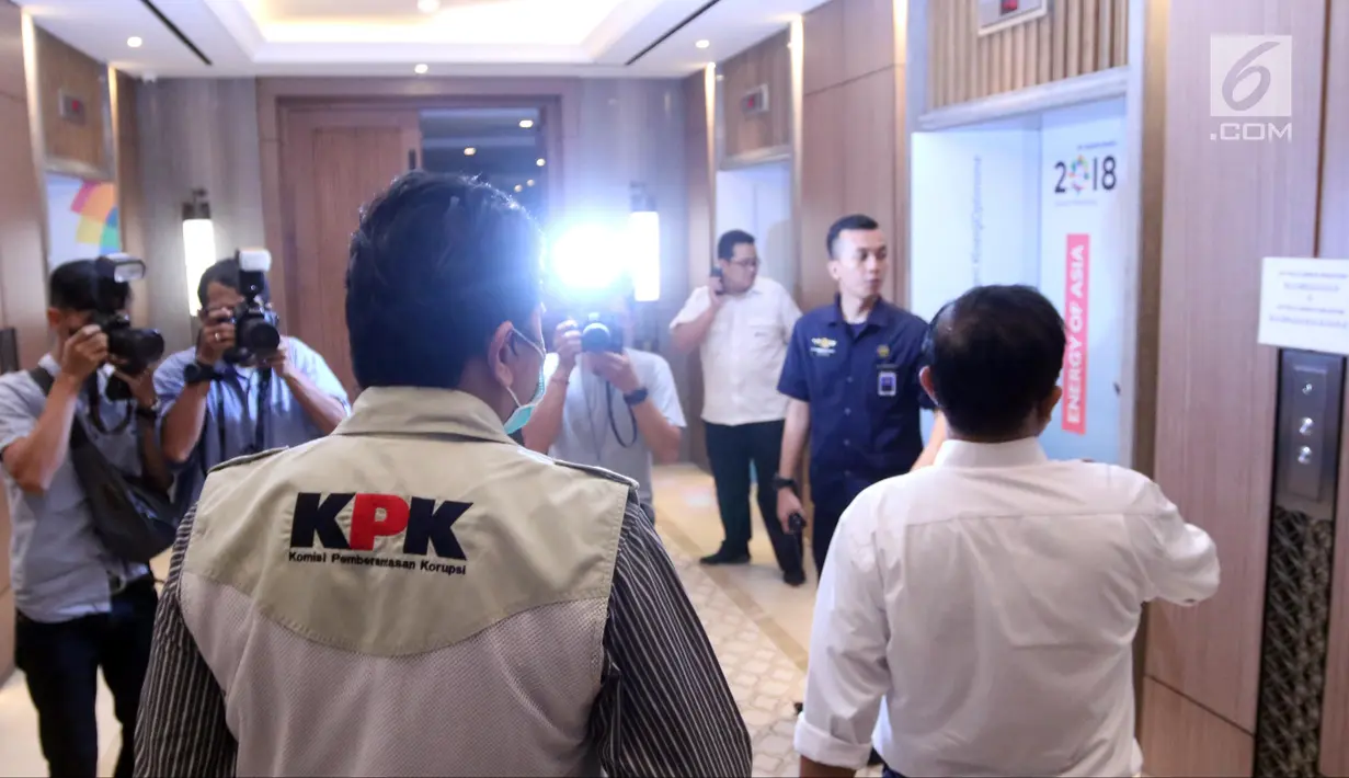 Sejumlah penyidik KPK bersiap memasuki lift saat menggeledah Kantor Pusat PLN, Jakarta, Senin (16/7). Petugas datang sekitar pukul 17.58 WIB. (Liputan6.com/Arya Manggala)
