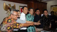 Komisioner KPU menyatukan tangan usai memberi keterangan terpilihnya Hadar Nafis Gumay sebagai Plt Ketua KPU Pusat di Jakarta, Selasa (12/7). Hadar terpilih melalui rapat pleno yang dilakukan secara tertutup. (Liputan6.com/Helmi Fithriansyah)