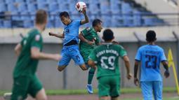 Pemain PSS Sleman, Irfan Jaya (kanan), berduel udara dengan pemain Persela Lamongan, Birul Walidain dalam laga matchday ke-2 Grup C Piala Menpora 2021 di Stadion Si Jalak Harupat, Bandung, Minggu (28/3/2021). PSS Sleman bermain imbang 0-0 dengan Persela Lamongan. (Bola.com/M Iqbal Ichsan)