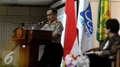 Kapolri Jendral Tito Karnavian saat memberikan materi dalam acara Diskusi Kebangsaan di Universitas Negeri Jakarta, Jakarta, Senin (19/12). Diskusi yang diadakan oleh UNJ ini bertemakan Merangkai Indonesia Dalam Kebhinekaan. (Liputan6.com/Helmi Affandi)