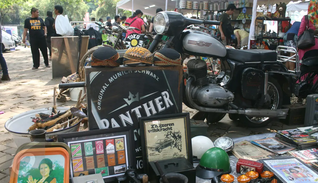 Sejumlah produk di pameran Tumplek Blek 2017 di Senayan, Jakarta, Sabtu (1/4). Barang otomotif baik baru maupun bekas tersedia di area lapak dan bursa. (Liputan6.com/Angga Yuniar)