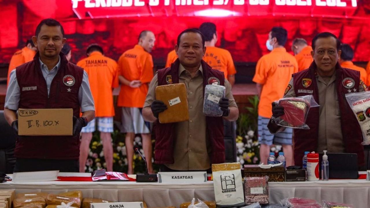 "Tapi kita sudah tahu pola mere-ka. Kemasan masih sama, cuma cara dia masuk ke Indonesia itu yang berbeda," ujarnya.<br>