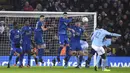 Aksi pemain Manchester City, Yaya Toure (kanan) melepaskan tembakan ke gawang Leicester City pada laga Piala Liga Inggris di King Power Stadium, Leicester, (19/12/2017). Manchester City menang lewati penalti  4-3. (AFP/Paul Ellis)