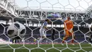 Kiper Argentina, Wilfredo Caballero, gagal menghalau bola yang mengarah ke gawangnya saat melawan Islandia pada laga Piala Dunia di Stadion Spartak, Sabtu (16/6/2018). Argentina bermain imbang 1-1 dengan Islandia. (AP/Antonio Calanni)