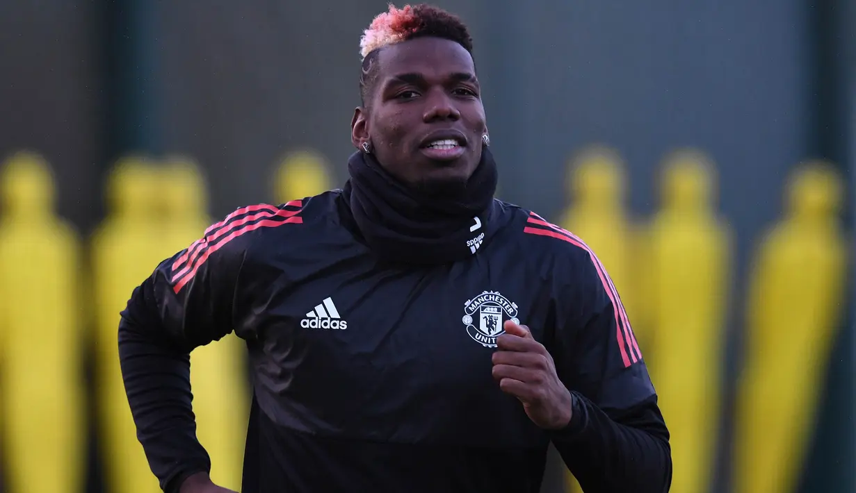 Gelandang Manchester United, Paul Pogba, mengikiuti sesi latihan jelang laga Liga Champions di Manchester, Senin (4/12/2017). Manchester United akan berhadapan dengan CSKA Moscow. (AFP/Paul Ellis)