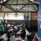 Sri Irianingsih (kiri) dan Sri Rossyati (kanan) saat mengajar di Sekolah Darurat Kartini, Lodan, Jakarta Utara, Senin (25/11/2019). Sekolah dengan bangunan semi permanen dan berada di kolong tol ini memberikan pendidikan gratis mulai dari Paud, TK, SD, SMP, dan SMA. (merdeka.com/Iqbal Nugroho)