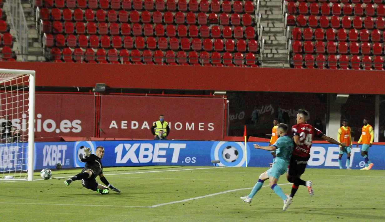 Pemain Barcelona Jordi Alba (kedua kanan) mencetak gol ke gawang Mallorca pada pertandingan La Liga di Son Moix Stadium, Palma de Mallorca, Spanyol, Sabtu (13/6/2020). Barcelona membantai Mallorca dengan skor 4-0. (AP Photo/Francisco Ubilla)