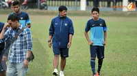 Layaknya seorang ayah, pelatih Timnas Indonesia U19, Indra Sjafri terlihat berbincang akrab dengan Evan Dimas usai latihan di lapangan C Senayan Jakarta (Liputan6.com/Helmi Fithriansyah)