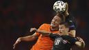 Penyerang Belandang, Luuk de Jong (kiri) dan bek Austria, Stefan Lainer melakukan sundulan saat laga kedua Grup C Euro 2020 di Johan Cruijff Arena, Amsterdam, Jumat (18/6/2021) dini hari WIB. Tuan rumah Belanda berhasil mengalahkan Austria 2-0. (Dean Mouhtaropoulous/Pool via AP)