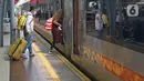 Penumpang menaiki kereta di Stasiun Pasar Senen, Jakarta, Minggu (18/4/2021). Dalam satu pekan terakhir jumlah penumpang di stasiun tersebut berkisar antara 1000-2500 penumpang perhari. (Liputan6.com/Herman Zakharia)