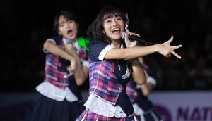 Personil JKT48, Freya Jayawardana (kanan), saat menyanyikan salah satu lagu dalam acara Grand Final AXIS Nation Cup 2023 di Istora Senayan, Jakarta, Minggu (15/10/2023). Penampilan JKT48 benar-benar ditunggu-tunggu ribuan penggemarnya yang memadati Istora Senayan. (Bola.com/M Iqbal Ichsan)