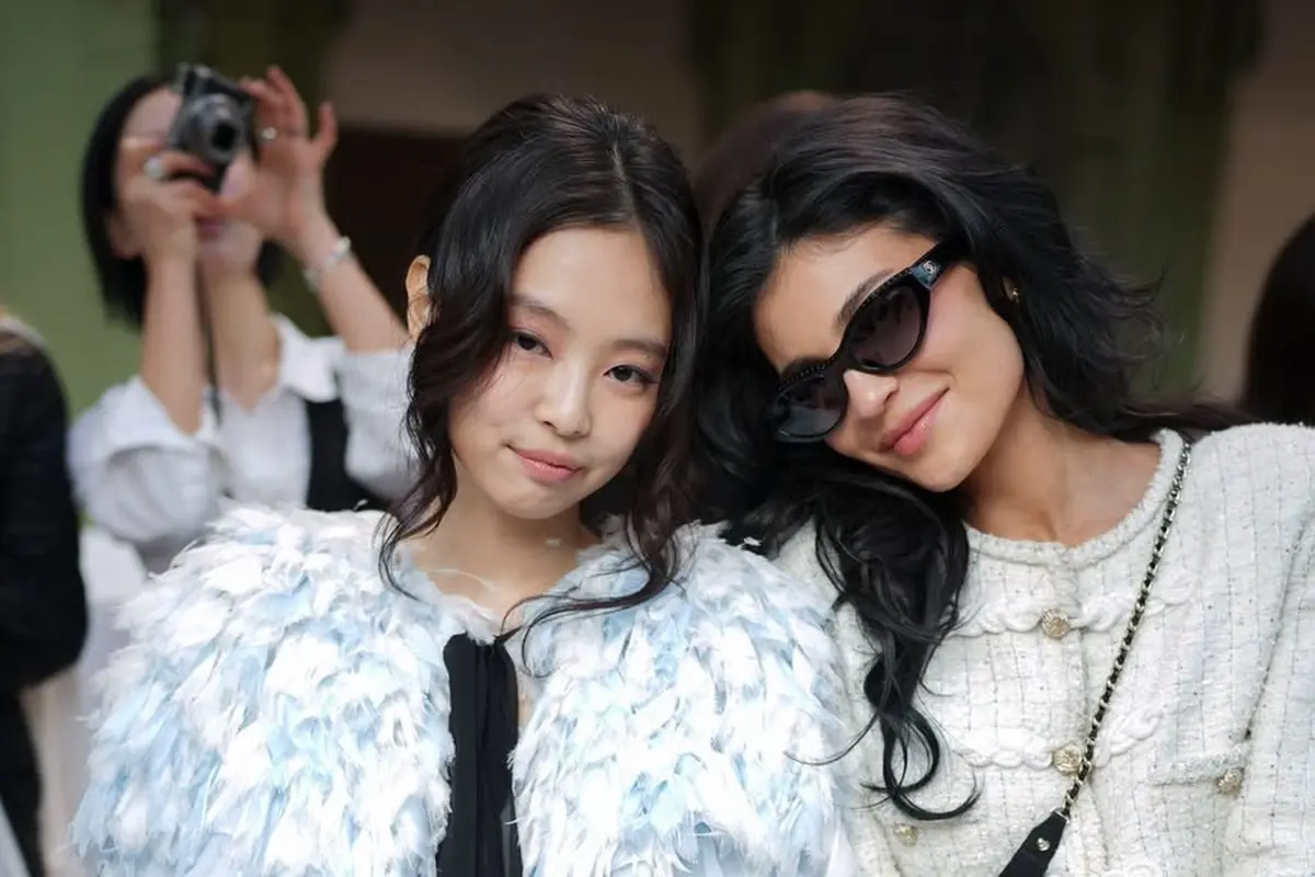 Adu Gaya Dua Fashion Icon: Kylie Jenner dan Jennie BLACKPINK di Chanel SS25 Couture Show