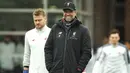 Pelatih Liverpool, Jurgen Klopp, tersenyum saat melakukan latihan jelang laga Liga Champions di Liverpool, Selasa (16/4). Liverpool akan berhadapan dengan FC Porto. (AP/Nigel French)