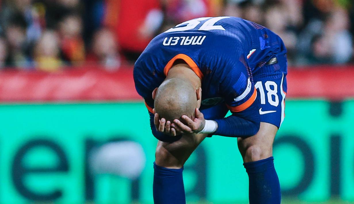 Pemain Timnas Belanda, Donyell Malen, tampak kecewa setelah ditaklukkan Spanyol pada laga leg kedua perempat final UEFA Nations League di Mestalla, Valencia, Senin (24/03/2025) dini hari WIB. (AP Photo/Alberto Saiz)