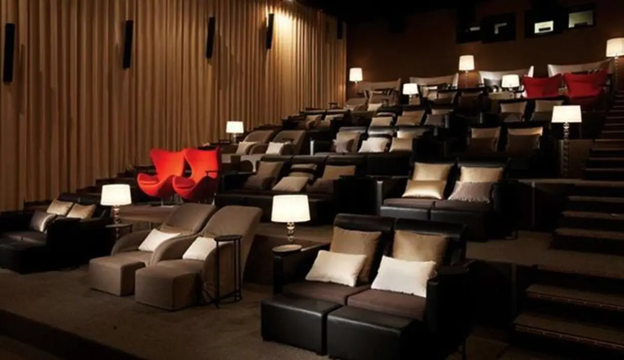 Cine De Chef di Korea Selatan ini menggabungkan konsep kenyamanan menonton dan kenikmatan menyantap sajian restoran. Dengan kuota 30 orang saja dalam satu kali penayangan, gedung bioskop ini terasa sekali keeksklusivitasannya. (grabpage.info)
