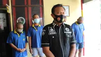 Empat warga Demak pengedar narkoba di Grobogan, tertunduk dalam gelar kasus di Mapolres Grobogan.(Foto: Liputan6.com/Felek Wahyu)