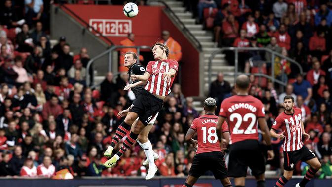Jannik Vestergaard menghalau bola atas ketika Southampton bertanding melawan Burnley. (doc. Southampton FC)