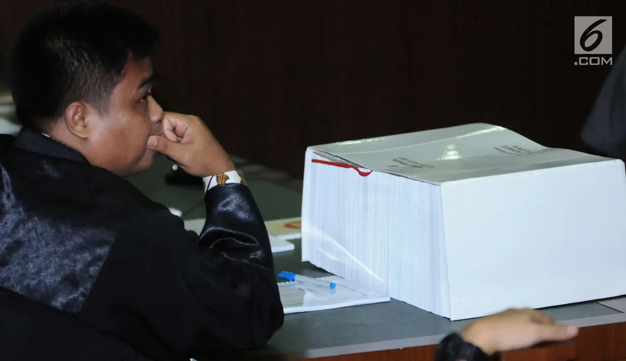 Bundel dakwaan korupsi proyek E-KTP dengan terdakwa, Setya Novanto diletakkan di meja JPU di Pengadilan Tipikor, Jakarta, Rabu (13/12). Setya Novanto dinyatakan sehat dan sidang pembacaan dakwaan oleh JPU KPK dilanjutkan. (Liputan6.com/Helmi Fithriansyah)