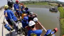 Sejumlah orang mempersiapkan diri untuk melompat dari atas jembatan dengan ketinggian 30 meter di Hortolandia, Brasil, Minggu (10/4). Sebanyak 149 orang mencoba membuat rekor dunia dengan melompat bersama dari atas jembatan. (REUTERS/Paulo Whitaker)