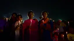 Sejumlah wanita Bangladesh menghadiri nyala lilin untuk memperingati Hari Perempuan Internasional di Dhaka (7/3). Hari Perempuan Internasional dirayakan secara luas di negara sosialis maupun komunis. (AFP Photo/Munir Uzzaman)