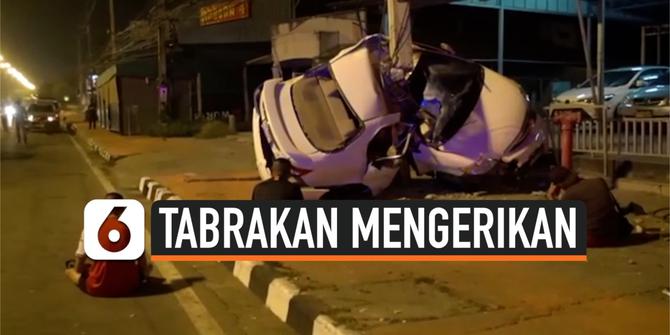 VIDEO: Ngeri, Detik-Detik Mobil Ringsek Usai Tabrak Tiang Listrik