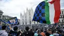 Para pendukung dan fans Inter Milan mengibarkan bendera dan memadati kawasan Piazza Duomo, Milan, Minggu (2/5/2021) merayakan kepastian Inter Milan merebut gelar juara Scudetto Liga Italia 2020/2021. (AFP/Piero Cruciati)