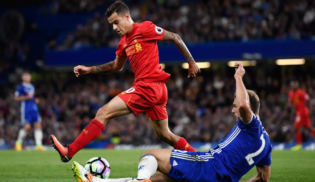 Bek Chelsea, Branislav Ivanovic berusaha mengambil bola yang dibawa gelandang Liverpool, Philippe Coutinho pada lanjutan Liga Inggris di Stadion Stamford Bridge, London, (17/9). Liverpool menang atas Chelsea dengan skor 2-1. (Reuters/Dylan Martinez)