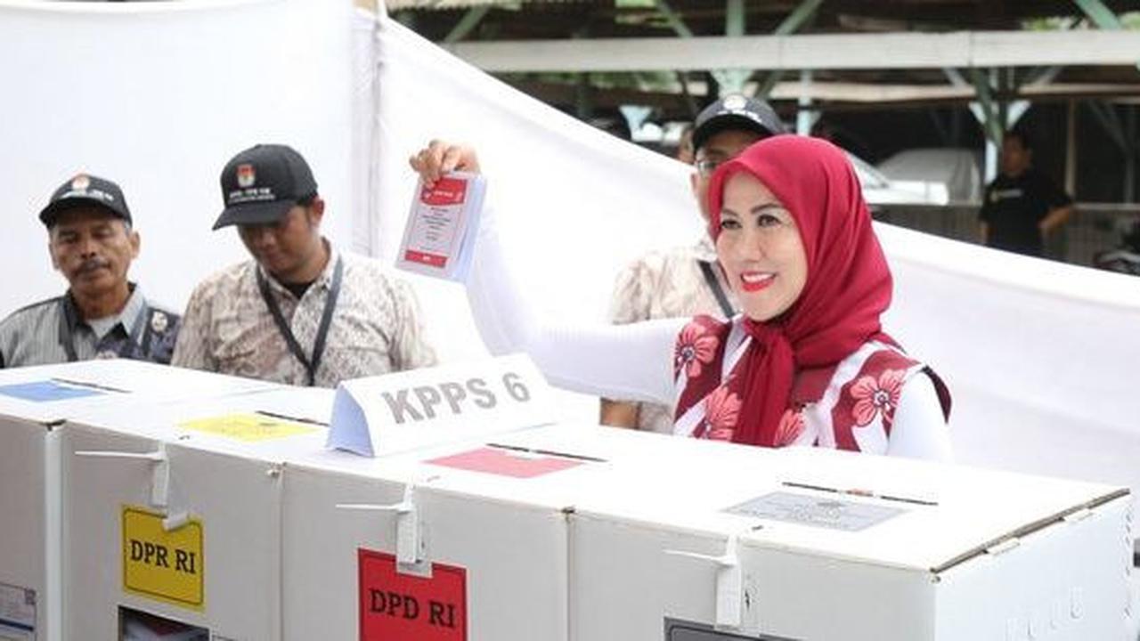 Tampil Bak Ibu Sosialita, ini Potret Venna Melinda saat Datang ke TPS Bersama Sang Anak untuk Nyoblos