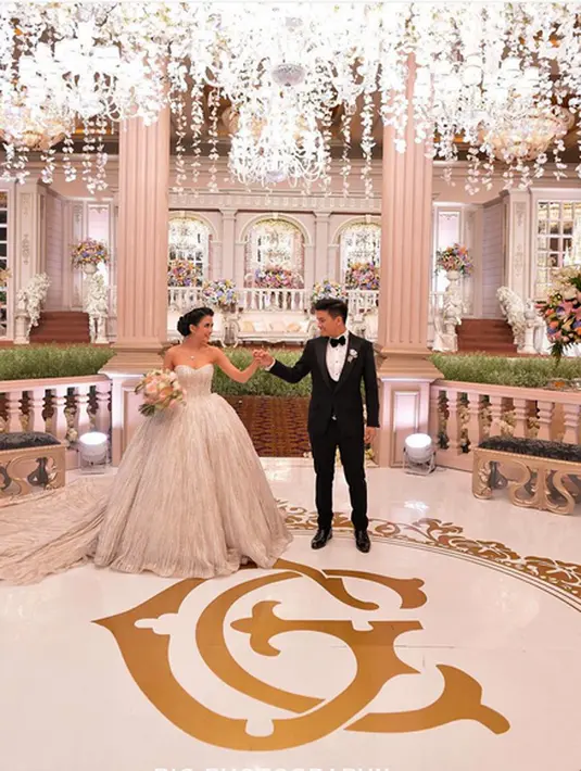 Glenn Alinskie dan Chelsea Olivia resmi mengikat janji sehidup semati pada 1 Oktober 2015 silam. Pemberkatan dilakukan sekitar pukul 11.50 di Gereja Katedral, Jakarta Pusat, dan tertutup untuk kalangan media. (Instagram/glennalinskie)