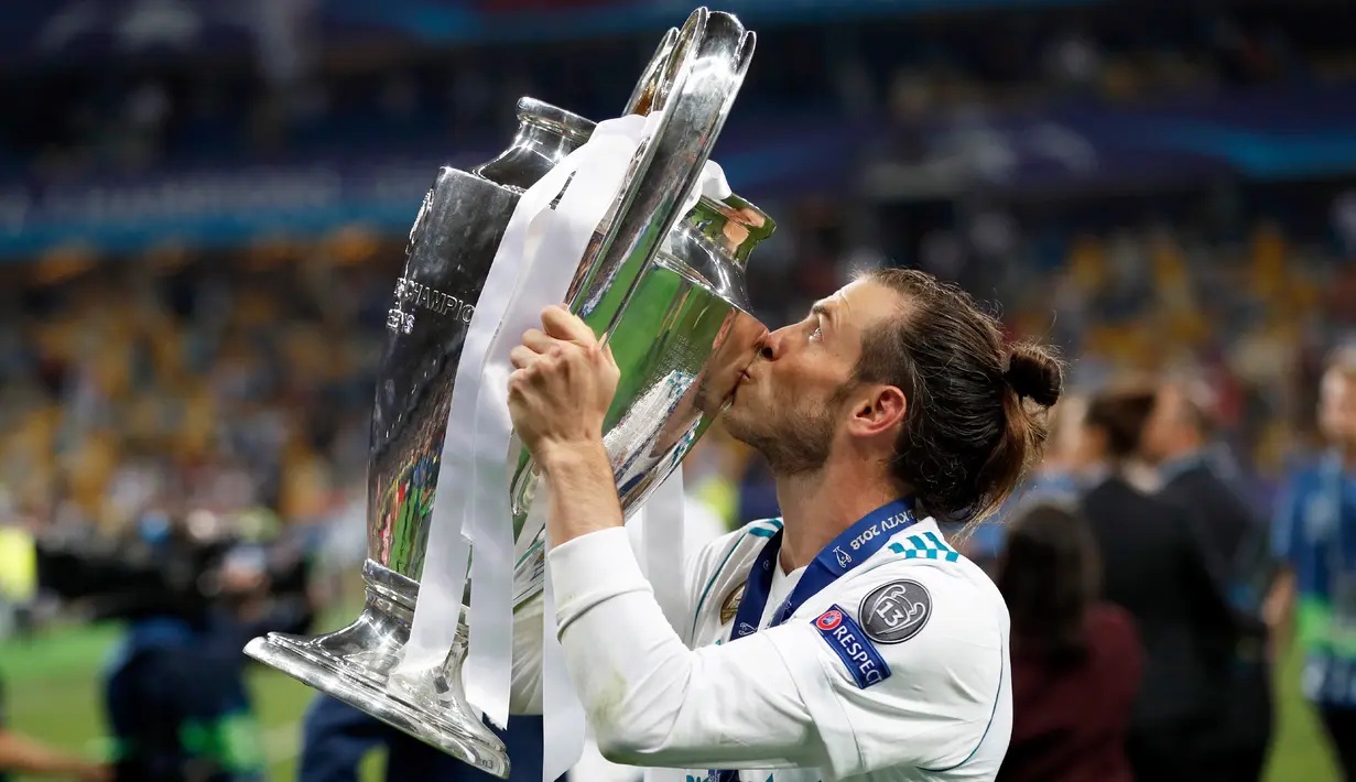 Pemain Real Madrid Gareth Bale mengangkat trofi Liga Champions usai mengalahkan Liverpool pada pertandingan final di Stadion Olimpiyskiy, Kiev, Ukraina, 26 Mei 2018. Bergabung ke Real Madrid pada September 2013, Bale memenangkan lima gelar Liga Champions, empat Piala Dunia antar klub, tiga La Liga, Piala Super UEFA tiga kali, satu trofi Copa del Rey, dan tiga kali Piala Super Spanyol. (AP Photo/Pavel Golovkin, File)